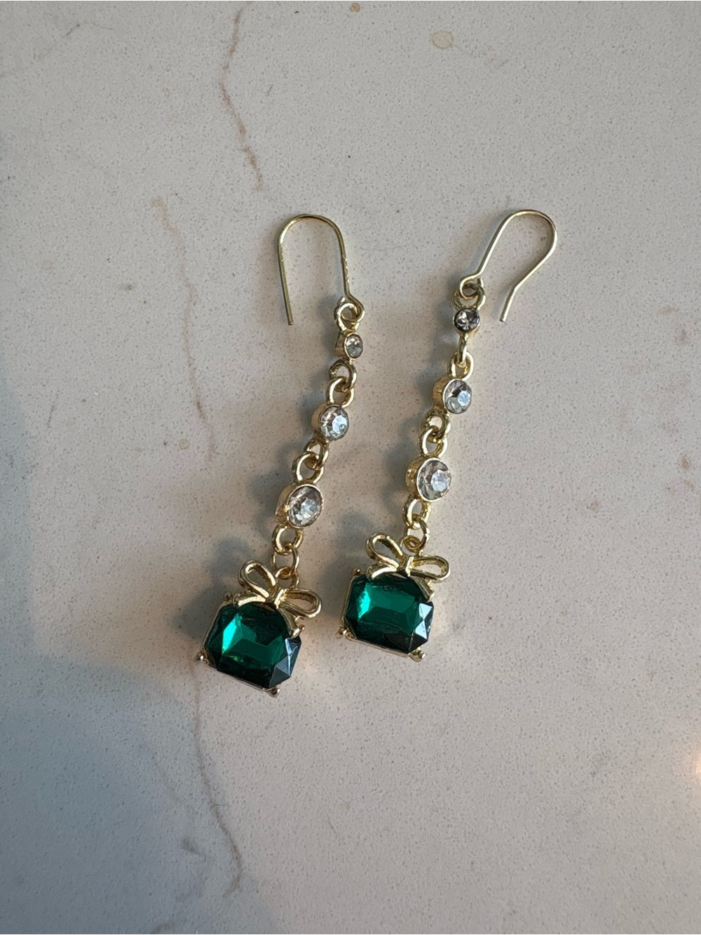 NWOT Vintage Gold Tone Emerald Green Crystal Bow Dangle Earrings Rhinestone